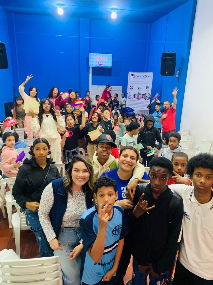 Niños, niñas y familias en una actividad de Fundación Zion