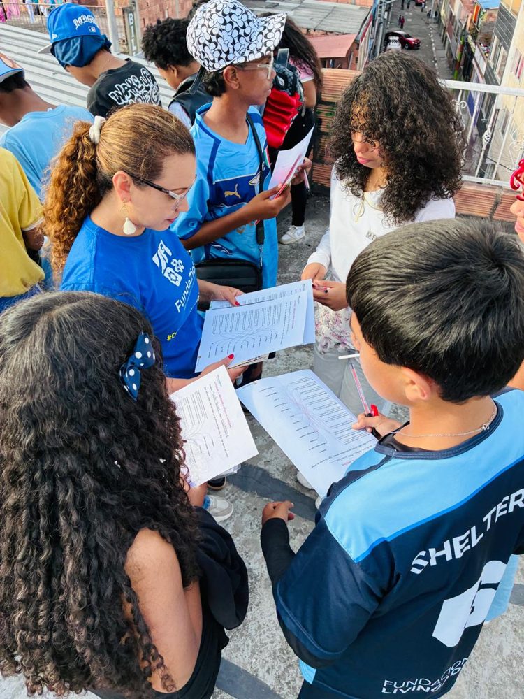Niños y niñas leyendo en una actividad de Fundación Zion