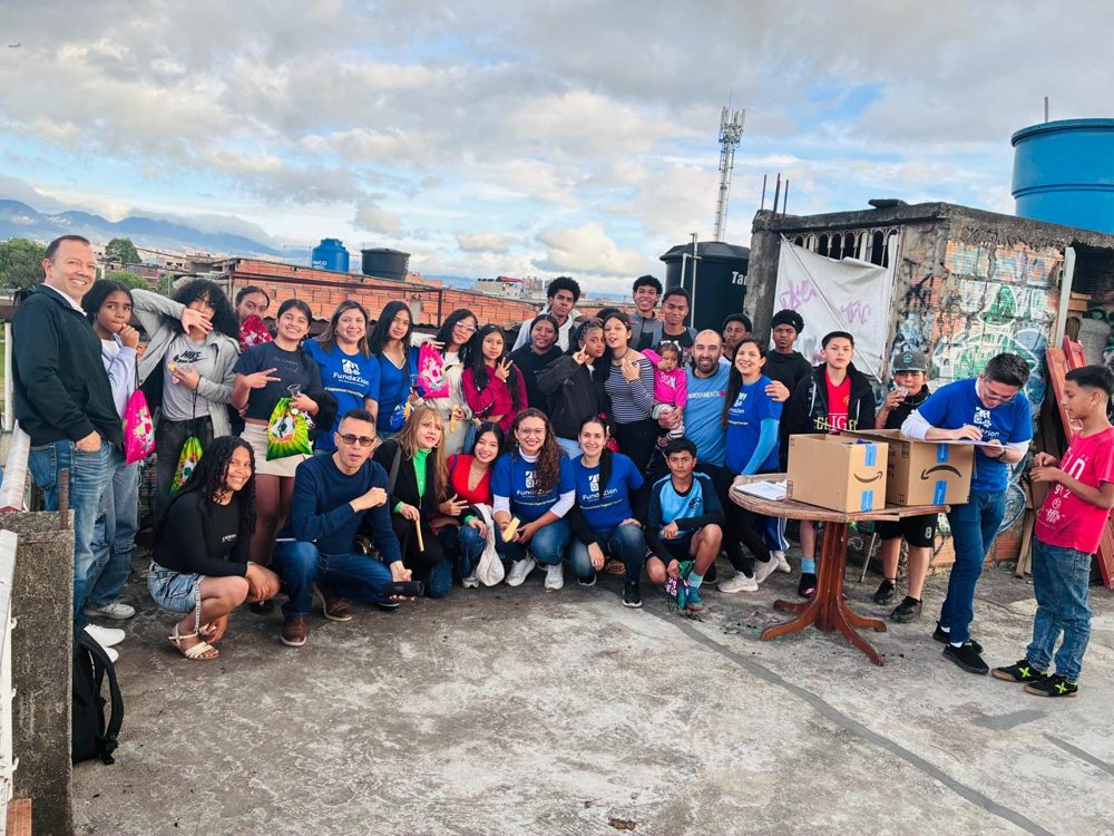 Voluntarios de Fundación Zion con niños y jóvenes de la comunidad